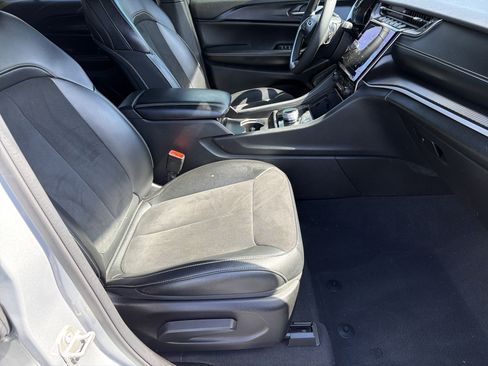 Used 2023 Jeep Grand Cherokee Altitude image 11