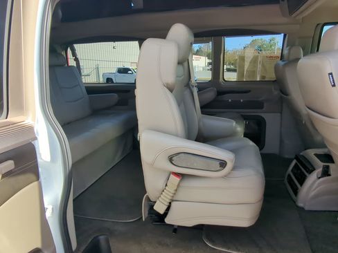 Used 2021 GMC Savana 2500 w/ Enhanced Convenience Package image 21