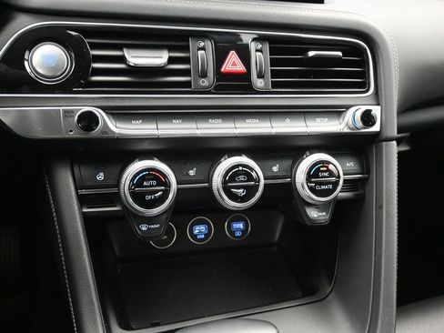 Used 2023 Genesis G70 2.0T image 20