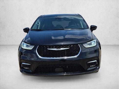 Used 2024 Chrysler Pacifica Touring-L FWD image 2