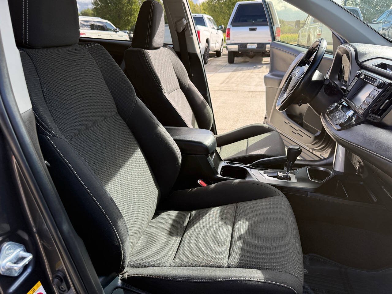 Used 2018 Toyota RAV4 XLE w/ Plus Extra Value Package AWD/4WD image 25