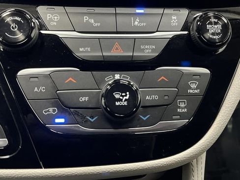 Used 2022 Chrysler Pacifica Limited w/ Uconnect Theater Family Group image 22