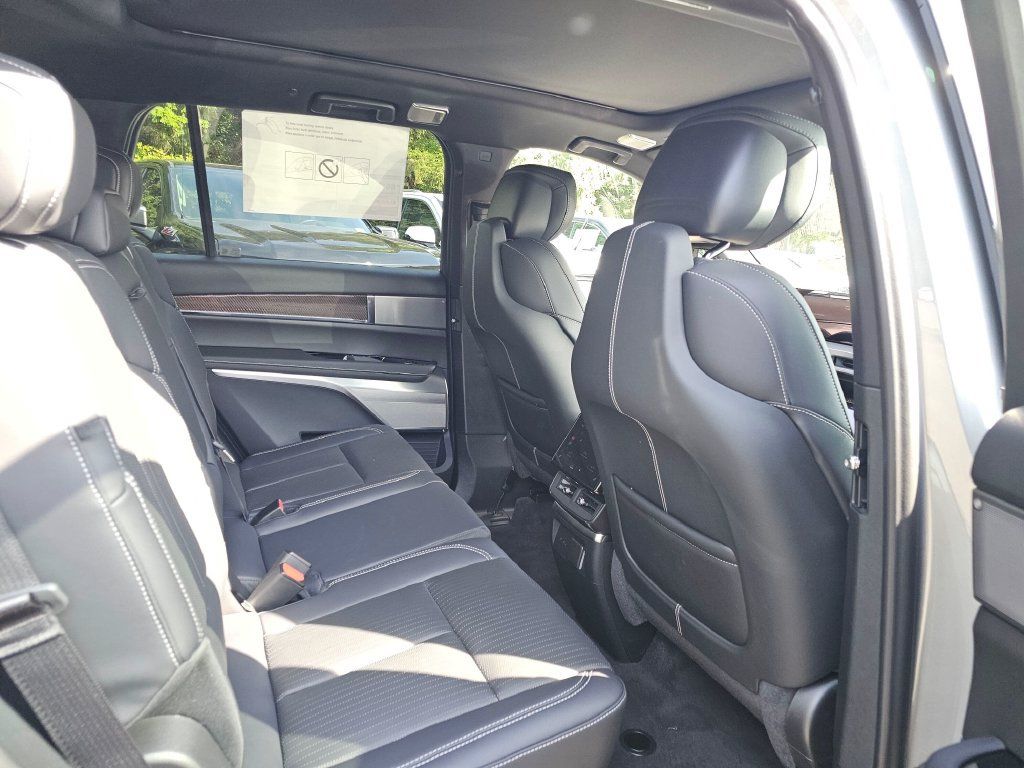 New 2027 Cadillac Vistiq Luxury AWD/4WD image 13