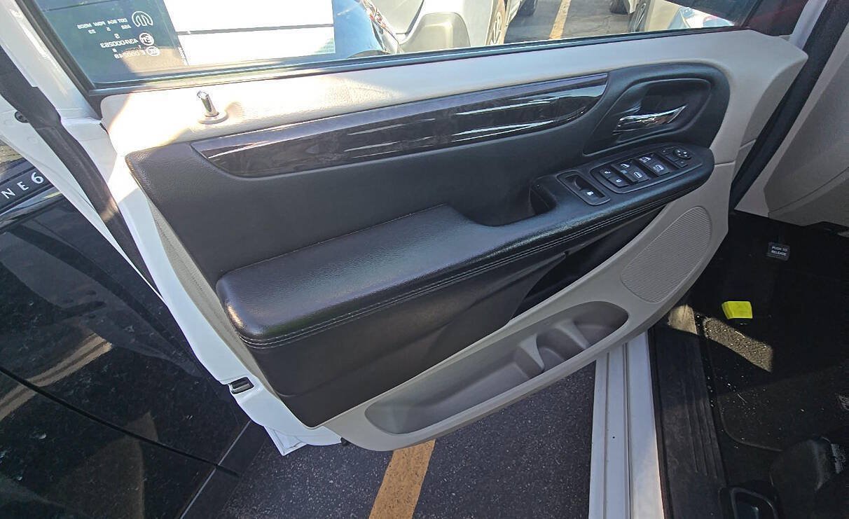 Used 2016 Dodge Grand Caravan SXT FWD image 11