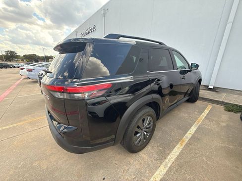 Certified 2025 Nissan Pathfinder SV FWD image 4