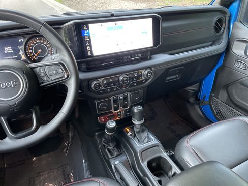 Used 2025 Jeep Wrangler Unlimited Rubicon w/ Convenience Group AWD/4WD image 27