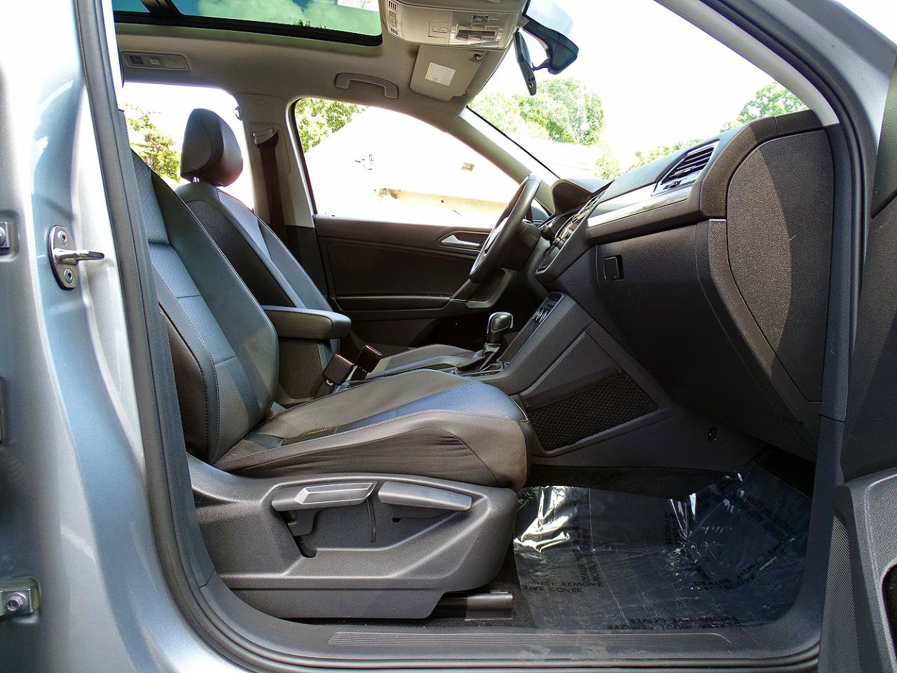 Used 2020 Volkswagen Tiguan SE w/ Panoramic Sunroof Package FWD image 30