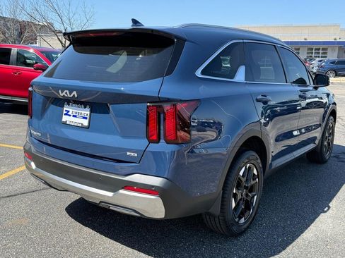 Used 2025 Kia Sorento S AWD/4WD image 3