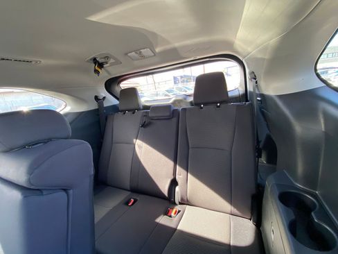 Used 2025 Toyota Highlander LE image 30