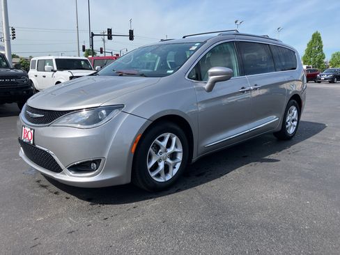 Used 2017 Chrysler Pacifica Touring-L Plus w/ Tire & Wheel Group FWD image 2