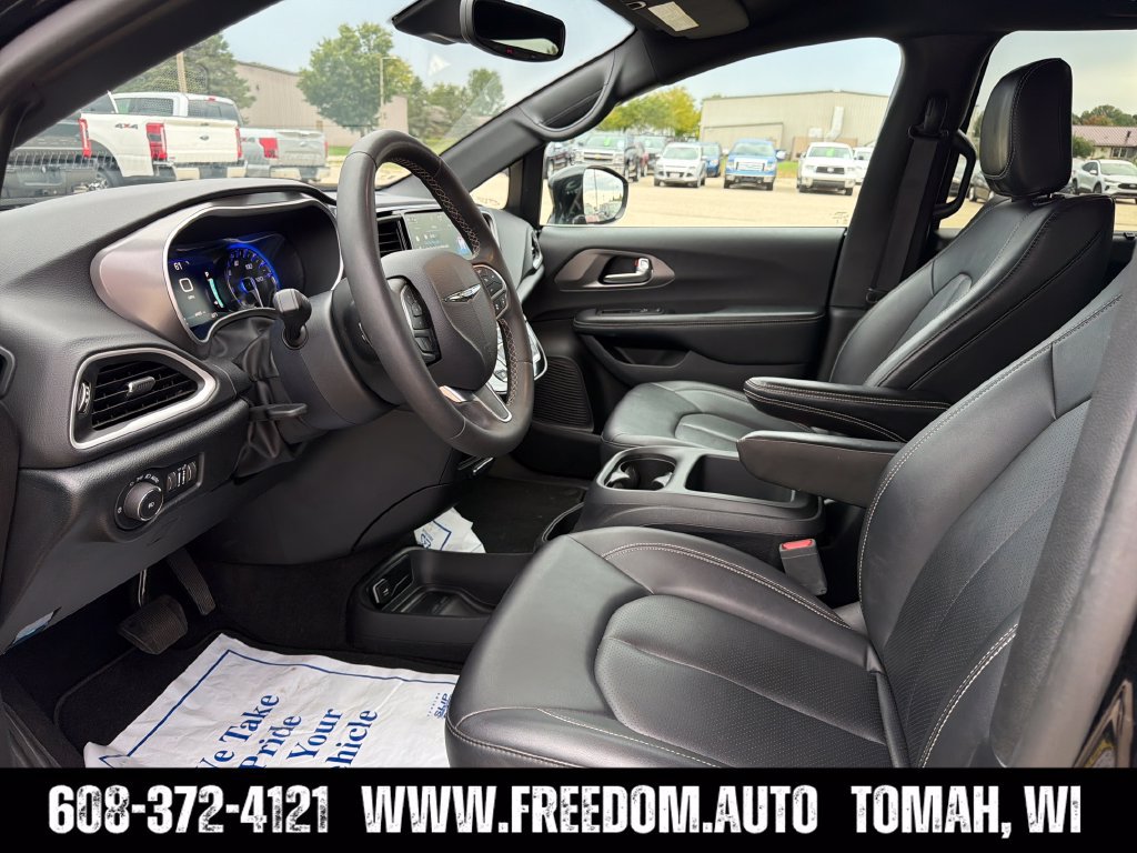 Used 2025 Chrysler Pacifica Select FWD image 24