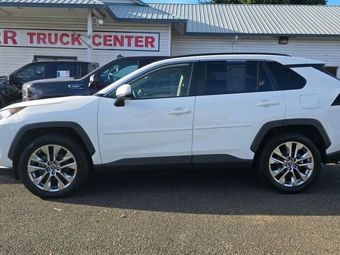 Used 2019 Toyota RAV4 XLE Premium image 6