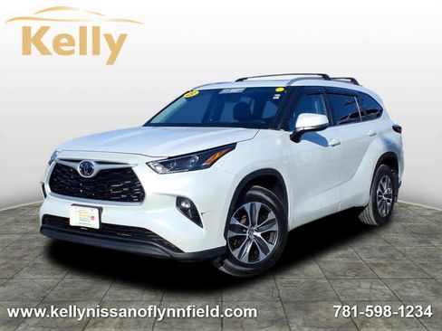 Used 2023 Toyota Highlander XLE image 1