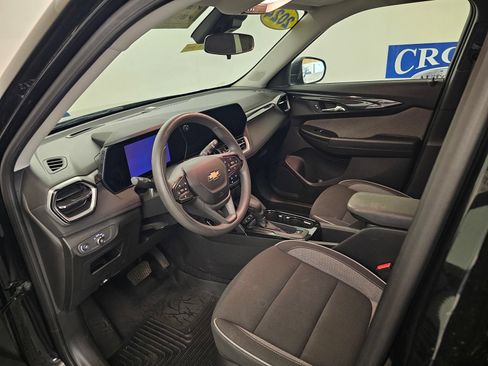 Used 2024 Chevrolet TrailBlazer LT w/ Driver Confidence Package FWD image 3