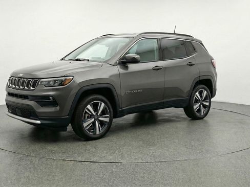 Used 2025 Jeep Compass Trailhawk image 3