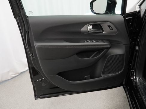 New 2027 Chrysler Pacifica Select FWD image 27