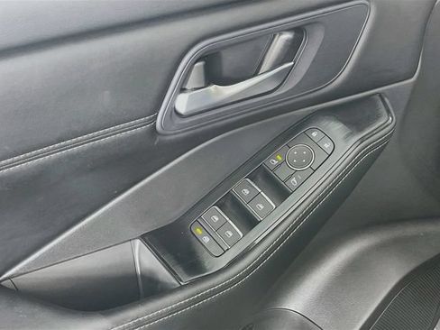 Used 2024 Nissan Rogue SL AWD/4WD image 19