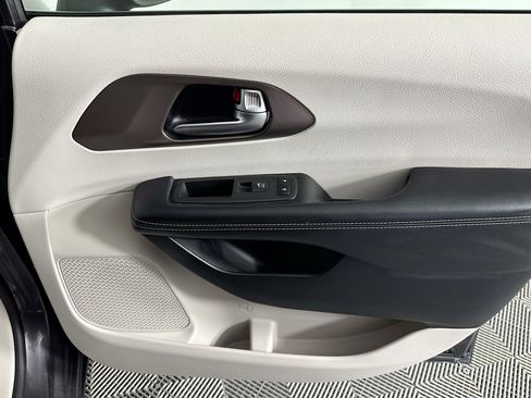 Used 2020 Chrysler Voyager LX FWD image 29