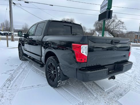 Used 2019 Nissan Titan SV image 3