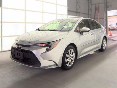 Used 2020 Toyota Corolla LE FWD image 3