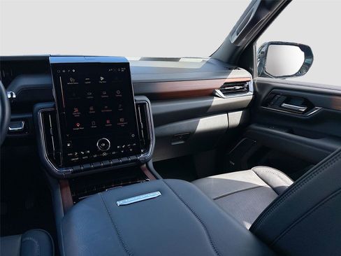 Used 2025 GMC Yukon XL Denali w/ Advanced Technology Package AWD/4WD image 28