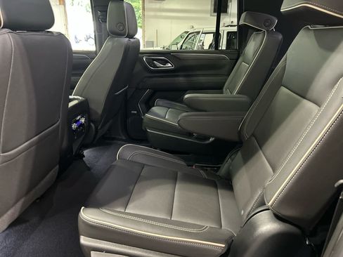 Used 2023 GMC Yukon XL SLT w/ SLT Luxury Package AWD/4WD image 14