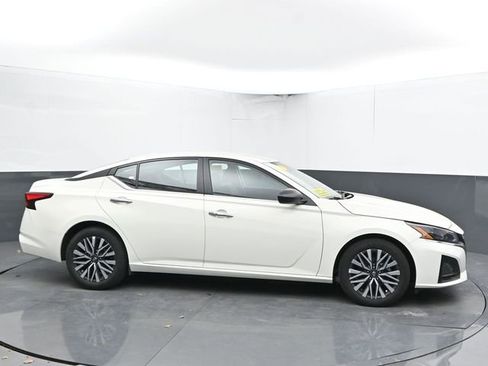 Used 2025 Nissan Altima 2.5 SV image 12