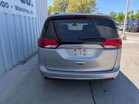 Used 2017 Chrysler Pacifica Touring-L FWD image 14