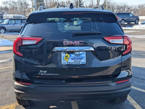 Used 2024 GMC Terrain SLE w/ Driver Convenience Package image 4