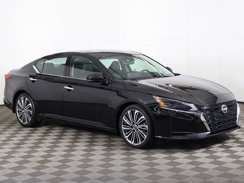 Used 2023 Nissan Altima 2.5 SL image 2