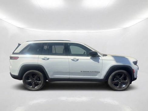 Used 2025 Jeep Grand Cherokee Altitude RWD image 4