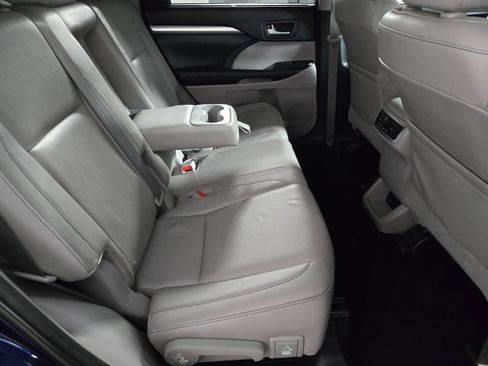 Used 2014 Toyota Highlander XLE FWD image 18