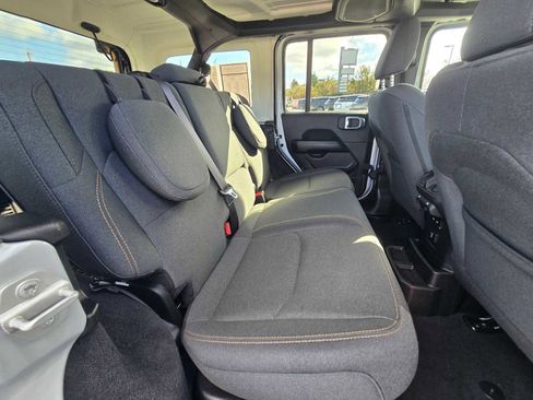 Used 2024 Jeep Wrangler Sahara image 14