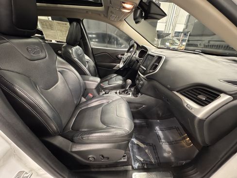 Used 2016 Jeep Cherokee Overland w/ Technology Group image 28