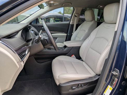 Used 2021 Cadillac XT4 Luxury w/ Cold Weather Package FWD image 5