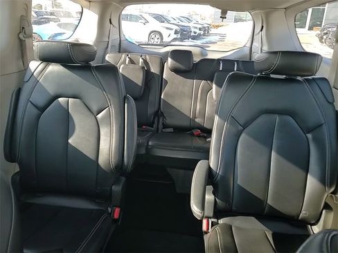 Used 2024 Chrysler Pacifica Touring-L image 35