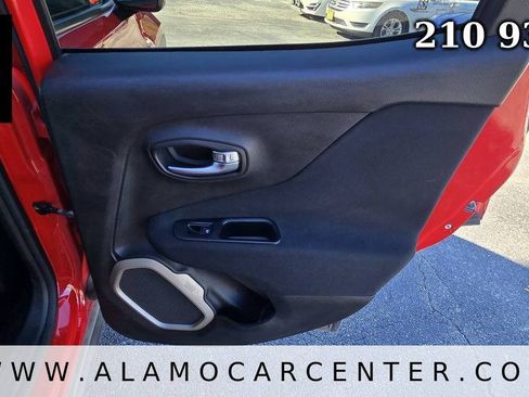 Used 2015 Jeep Renegade Latitude FWD image 25