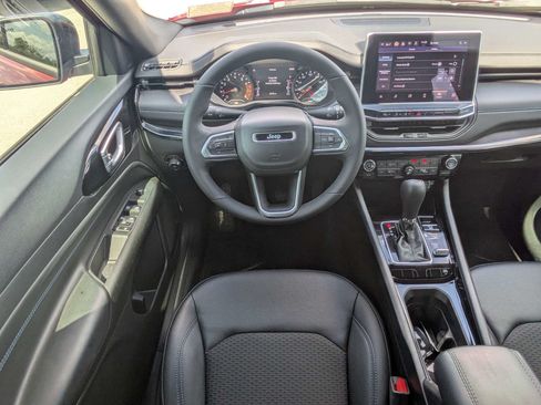 Used 2025 Jeep Compass Latitude w/ Convenience Group AWD/4WD image 19