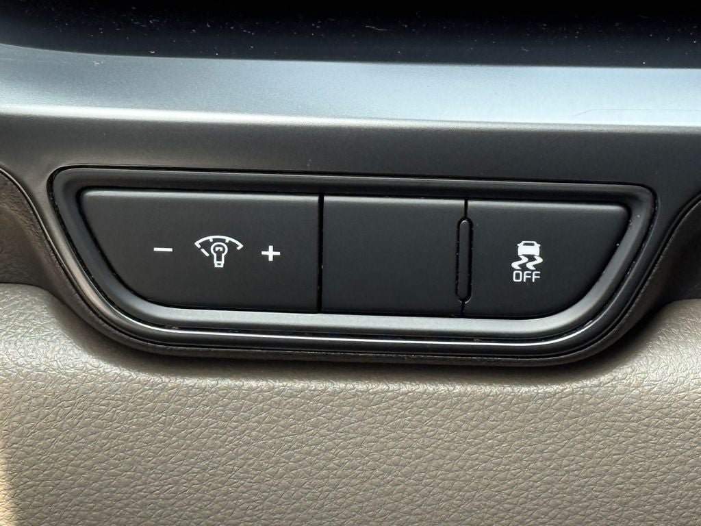 Used 2025 Kia Carnival FWD image 20
