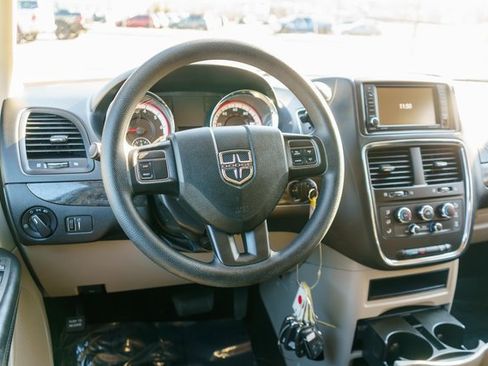 Used 2019 Dodge Grand Caravan SE image 17