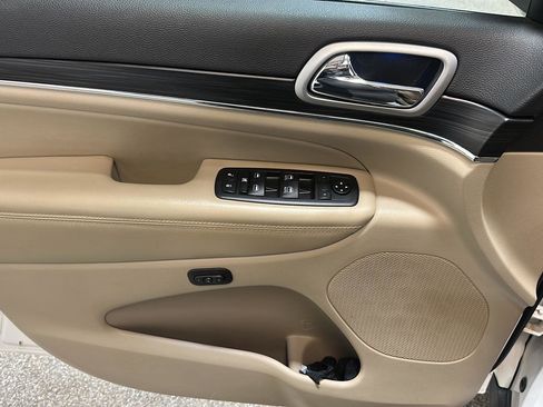 Used 2019 Jeep Grand Cherokee Limited w/ Trailer Tow Group IV image 17