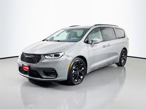 Used 2021 Chrysler Pacifica Touring-L w/ S Appearance Package image 1