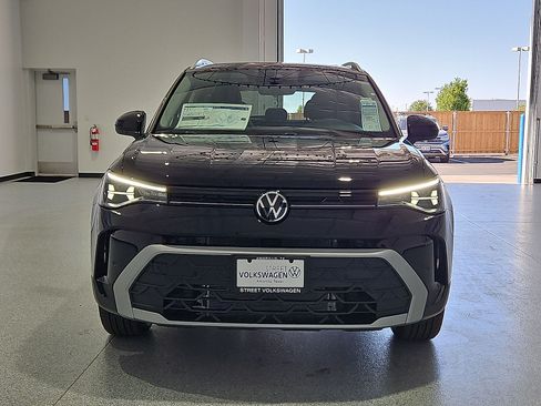 New 2026 Volkswagen Taos SE FWD image 3