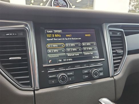 Used 2016 Porsche Macan S image 21