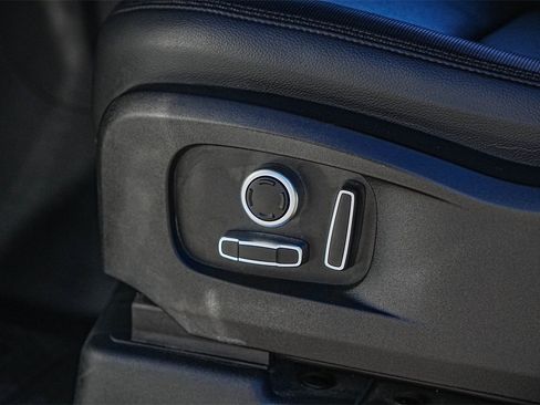 Used 2024 Land Rover Defender 130 X-Dynamic SE image 23