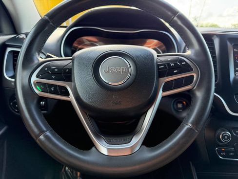 Used 2020 Jeep Cherokee Latitude Plus image 18