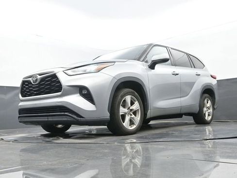 Used 2020 Toyota Highlander LE FWD image 12