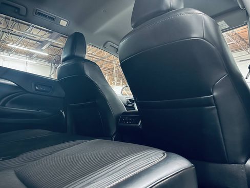 Used 2017 Toyota Highlander Plus FWD image 20