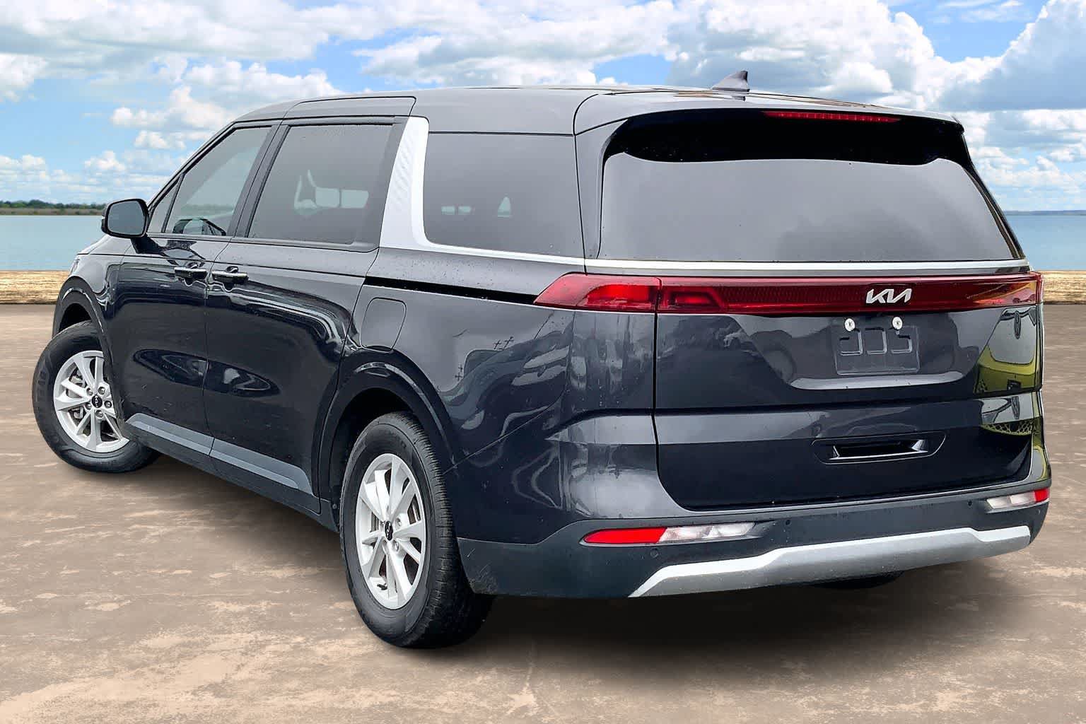 Used 2023 Kia Carnival LX FWD image 4