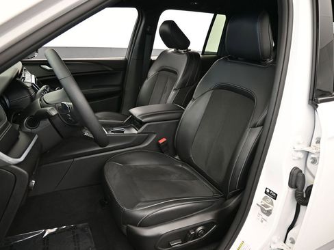 Used 2024 Jeep Grand Cherokee Altitude image 31